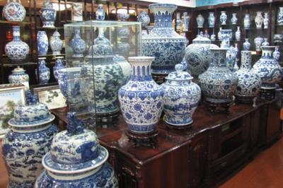 景德镇以瓷都著称,让更多人能够了解陶瓷文化,产生了众多艺术品