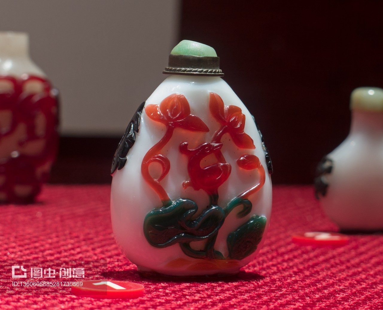 白套四色玻璃一路连科鼻烟壶