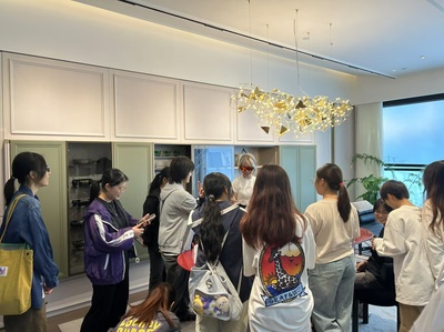 吴强带领艺术设计学院师生走访索菲亚、共和都市公司